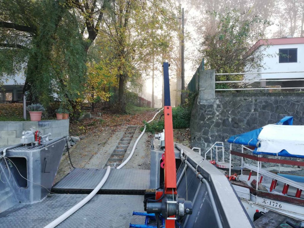 Kigyulladt egy ház tetőszerkezete Budakalászon