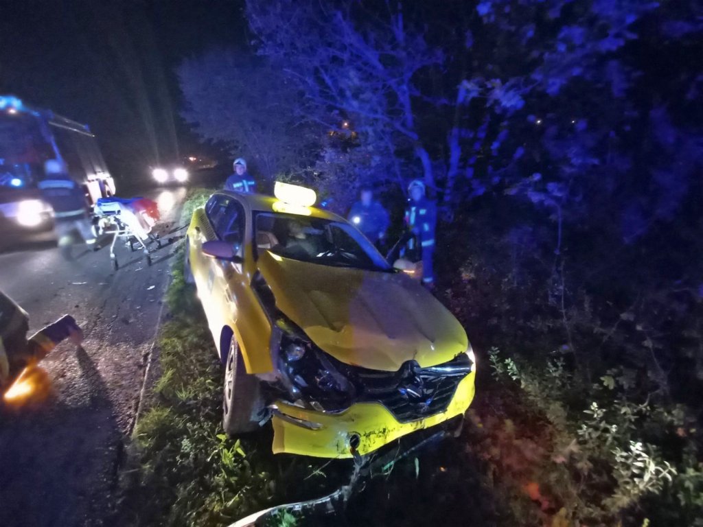 Személygépkocsik ütköztek Szentendrén